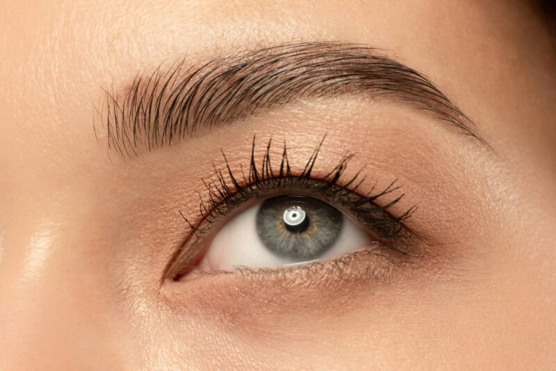 Beautiful young woman’s eye close-up, perfect skincare concept se preparar para o Transplante de Sobrancelha