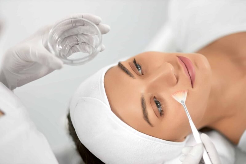 Young woman doing procedure for face in beautician. o que é peeling de fenol