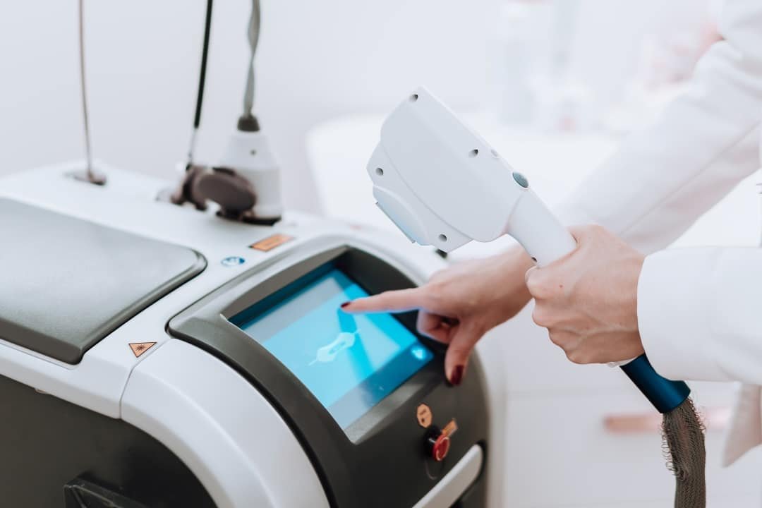 Qual o Melhor Tratamento para Manchas Faciais Laser Fotona e ZYE Qual o Melhor Tratamento para Manchas Faciais: Laser Fotona e ZYE