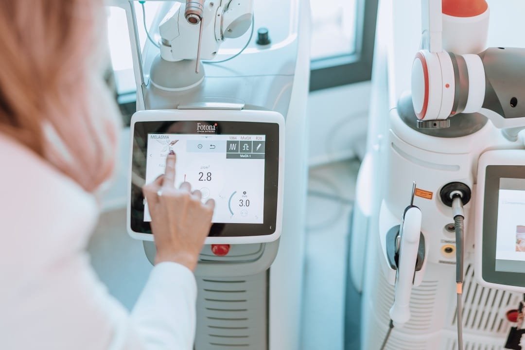 Remoção de Micropigmentação com Laser Fotona Devolva sua identidade com segurança, conforto e alta tecnologia Remoção de Micropigmentação com Laser Fotona: Devolva sua identidade com segurança, conforto e alta tecnologia